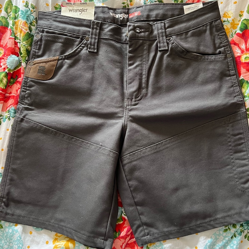 Wrangler work shorts size 6 Average